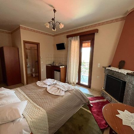 To Spiti Tis Irinis Hotel Vitina Eksteriør billede