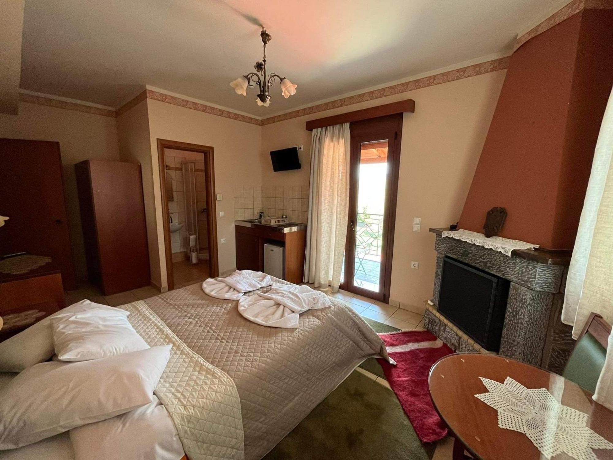 To Spiti Tis Irinis Hotel Vitina Eksteriør billede
