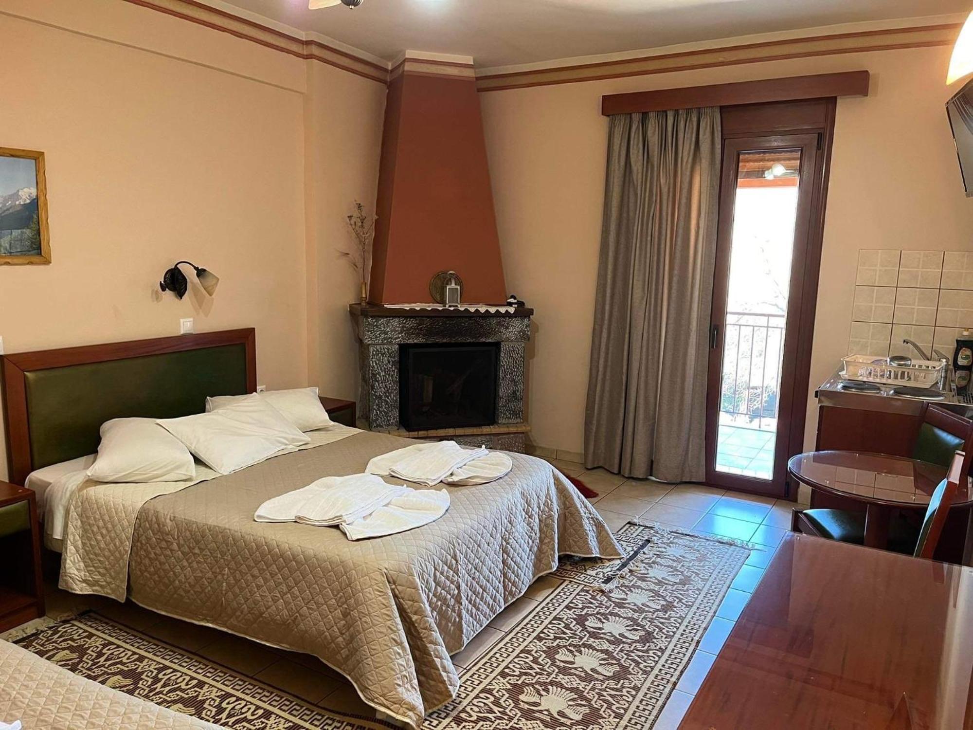 To Spiti Tis Irinis Hotel Vitina Eksteriør billede