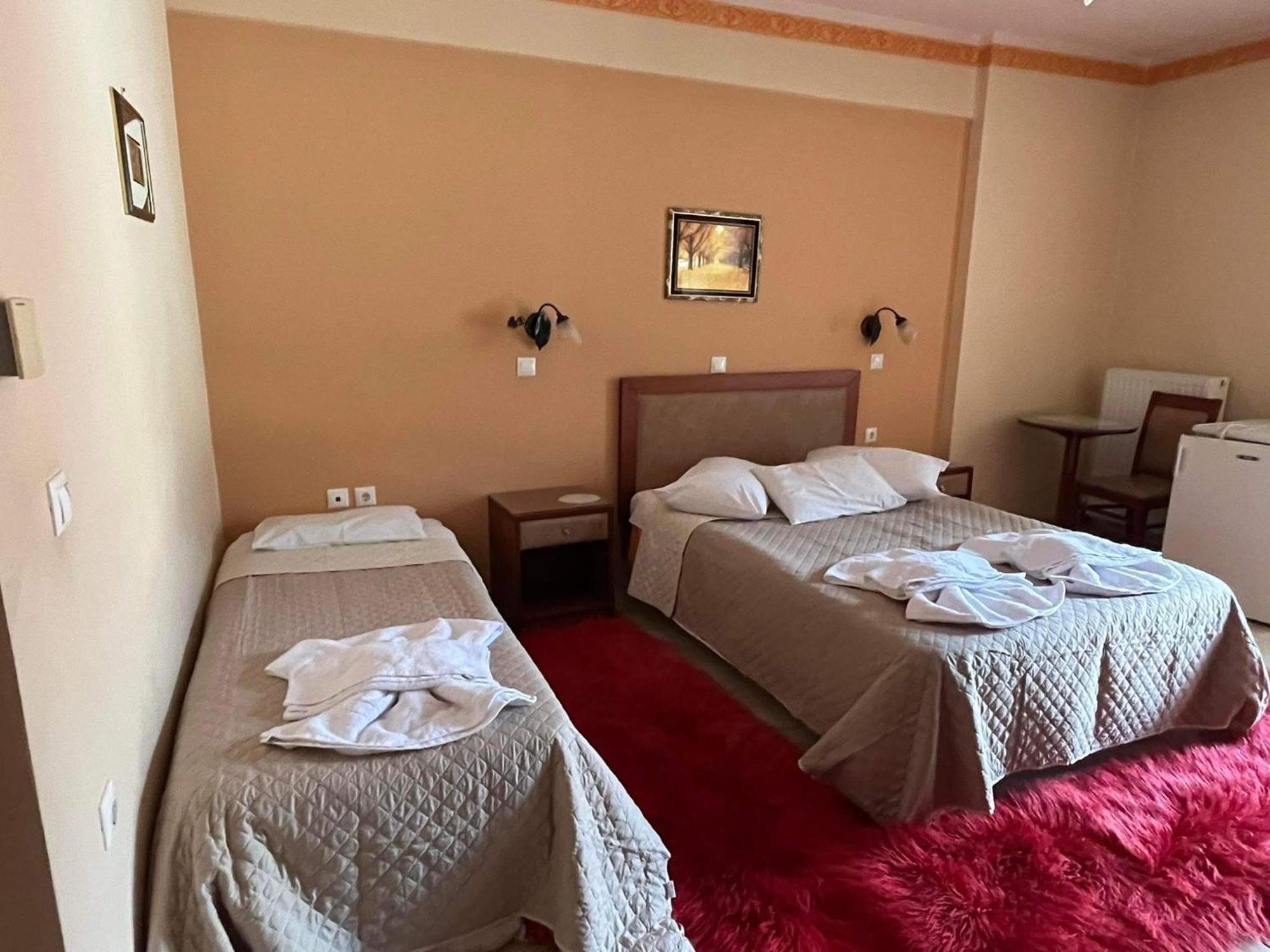 To Spiti Tis Irinis Hotel Vitina Eksteriør billede
