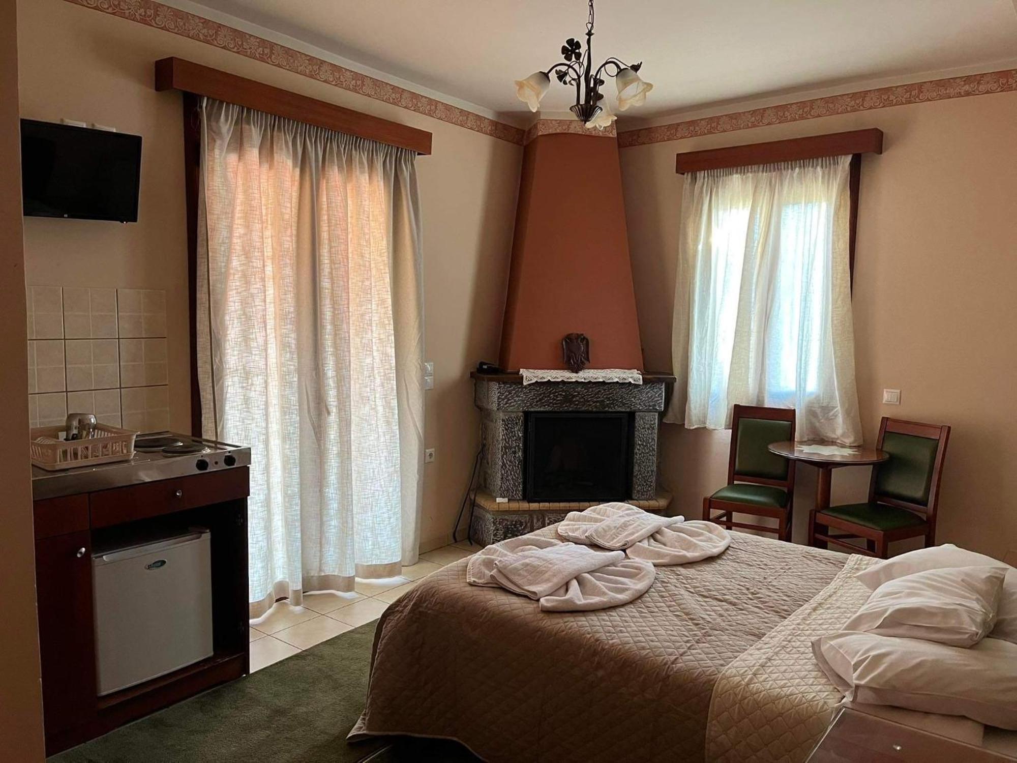 To Spiti Tis Irinis Hotel Vitina Eksteriør billede