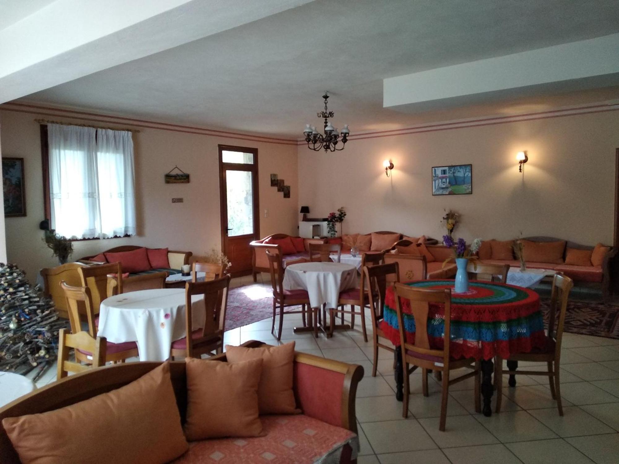 To Spiti Tis Irinis Hotel Vitina Eksteriør billede