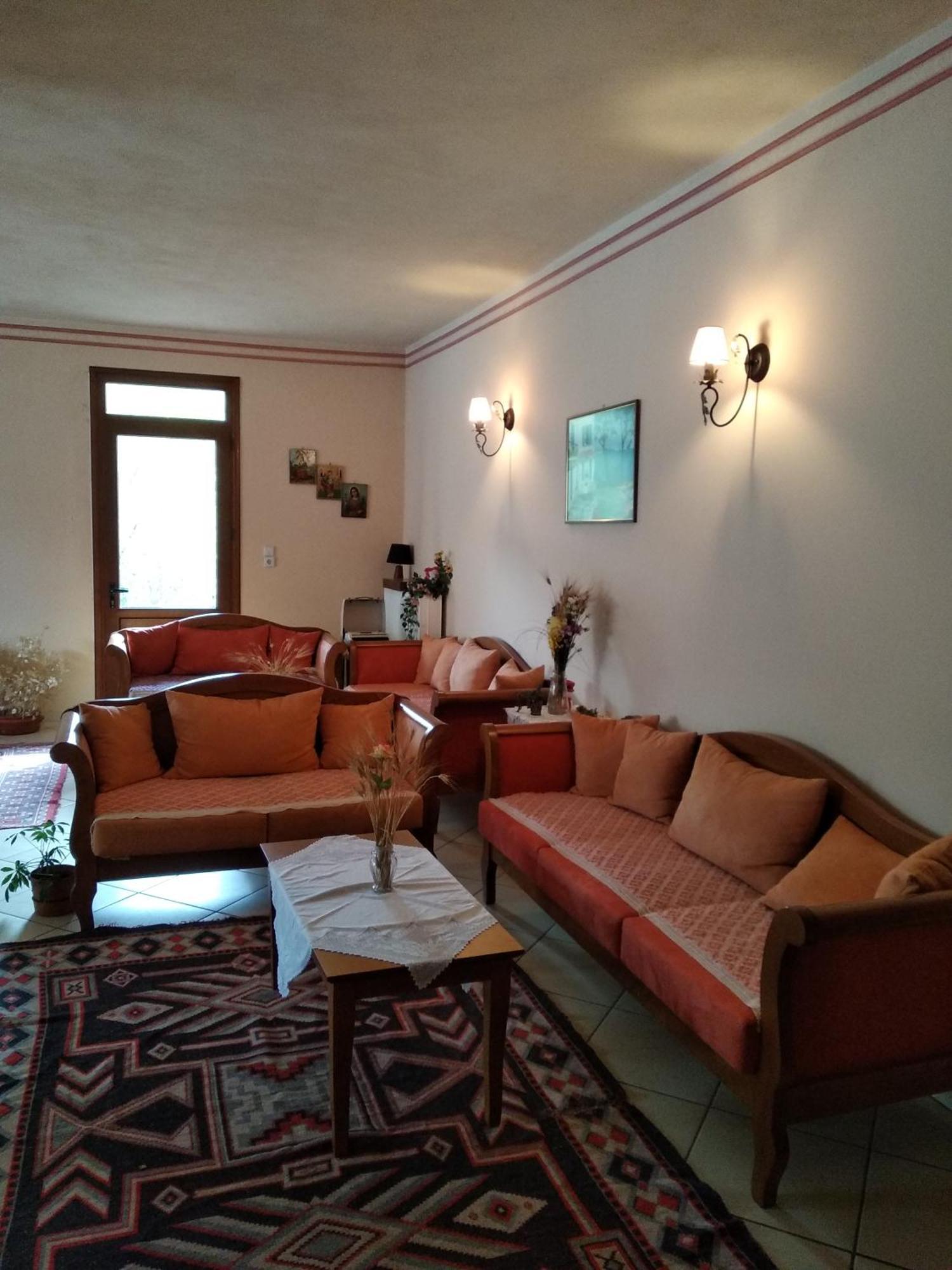 To Spiti Tis Irinis Hotel Vitina Eksteriør billede
